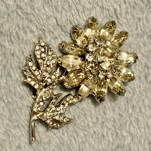 Unsigned Vintage Silver tone flower Brooch with Rhinestones - Picture 10 of 16
